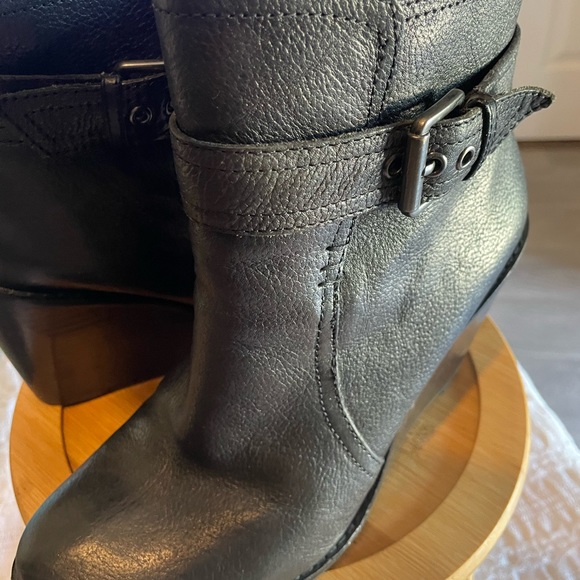 Arturo Chiang Black Leather Patrizio Wedge Bootie Women's sz 7
l - Picture 1 of 7
